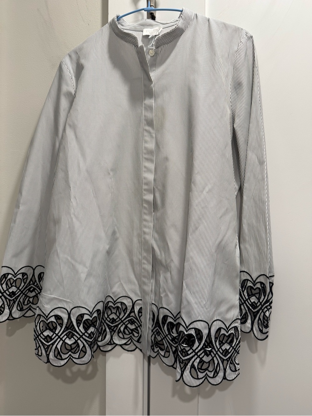 Escada Sport Nayls blouse,black &
white stripes w heart cut-out lace hem Sz 8